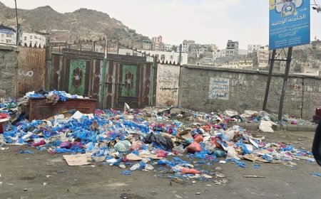 أكوام القمامة تُحاصر مقبرة الاموات في تعز(صورة)