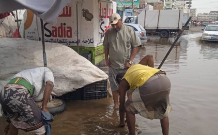 فرق الصرف الصحي في عدن تُكثّف جهودها لشفط المياه وفتح الانسدادات في مديرية المنصورة