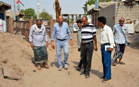 عدن.. باخبيرة يتفقد مشروعي الصرف الصحي بالحسوة وابو حربة بمديرية البريقة