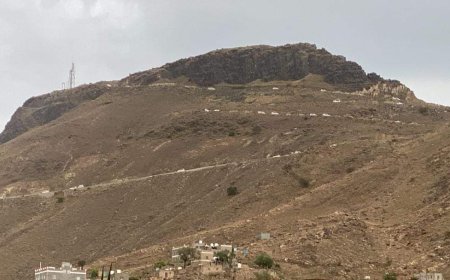 مدير عام لبعوس يافع يطلع على آلية وضع الحاجز الاسمنتي في قمة جبل ثمر بلبعوس