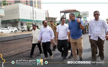 برفقة الداؤودي.. الماس  يطلع على أعمال سفلتة الجهة اليسار من طريق السفينة ـ  الكثيري في عدن 