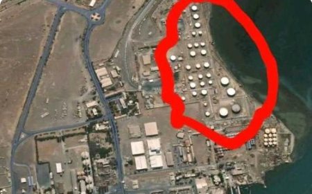 عاجل:صحفي يكشف لموقع منبر الاخبار هول الدمار في منشاة نفط الحديدة