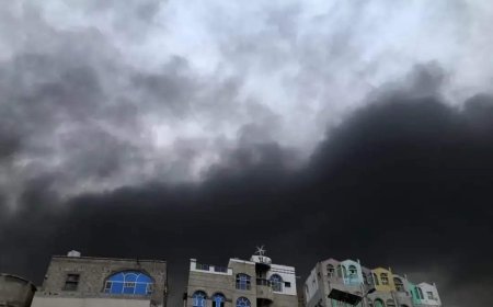 هكذا تبدو عقب استهداف ميناء الحديدة..سحب مخيفة سوداء تغطي سماء الحديدة(صورة)