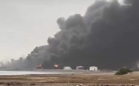 من داخل ميناء الحديدة.. منبر الاخبار ينفرد بنشر هذه الصورة الحصرية ومليشيات الحوثي ترفع الراية البيضاء 