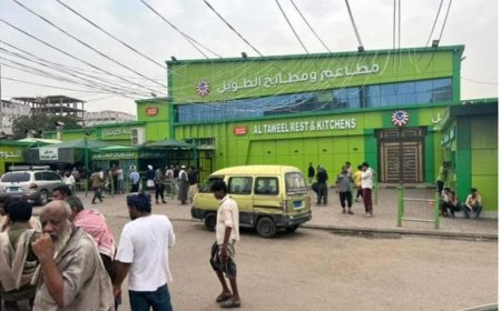 عاجل : وسط تساؤلات عن السبب..قوة امنية تتبع مأمور مديرية الشيخ عثمان تغلق كبرى المطاعم في عدن