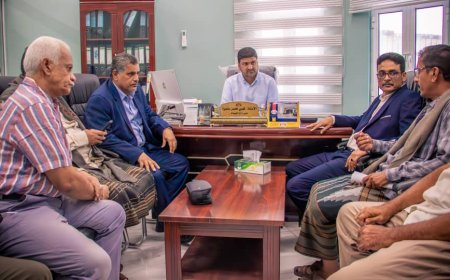 المدير التنفيذي لشركة النفط اليمنية يطلع على سير العمل في منشأة خلف بالمكلا 