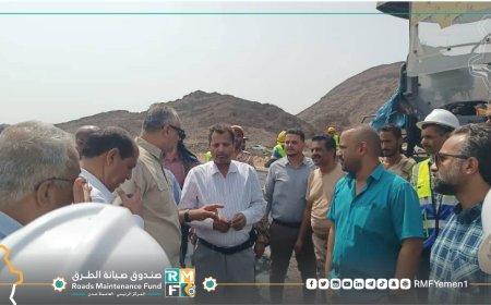 رئيس مجلس إدارة صندوق الطرق ومحافظ أبين يطلعان على أعمال الإسفلت لطريق منحنيات العرقوب 