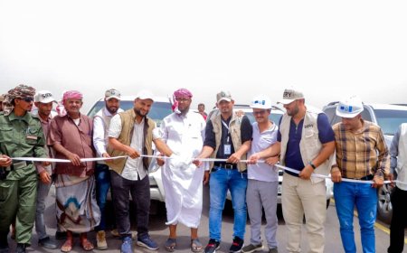 السلطة المحلية بلحج تدشن مشروع تأهيل الطريق الأسفلتي و صيانة جسر خور عميرة في بمديرية المضاربة ورأس العارة