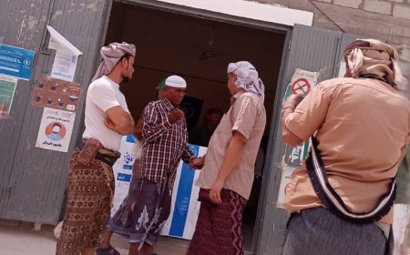 مدير عام مديرية عمد بن شملان يدشن الدورة الثانية لتوزيع السلة الغذائية بمديرية عمد 