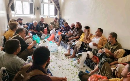 قائد اللواء الثاني مغاوير يجتمع بعقلاء قعطبة ويحل الخلافات الأخيرة ويدعوهم لوحدة الصف