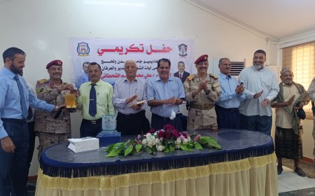 أكاديميو جامعتا عدن ولحج يكرمون د . القحطاني بباص فوكسي