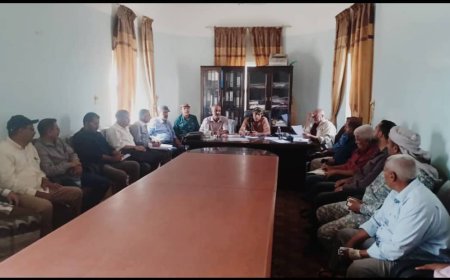 مدير عام الشعيب يترأس الاجتماع الدوري ويستعرض نتائج اللقاء الموسع للجنة الأمنية بالمحافظة