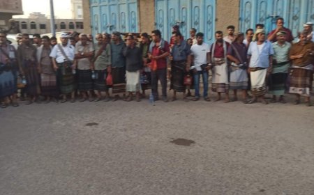 عاجل :صور أولية..توافد كبير إلى أمام منزل إبراهيم البكري للمطالبة بعدم إعدام حسين هرهرة في عدن 