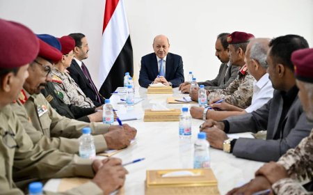 رئيس مجلس القيادة يجتمع بقيادة اللجنة الامنية في محافظة حضرموت