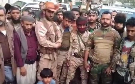 لقبول العفو عن حسين هرهرة..الحزام الأمني بمريس الضالع يقدم ثلاثة أطفال و23 قطعة سلاح وأربعة أطقم ومدرعة لوالد الطفلة حنين البكري (صورة)