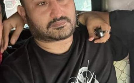 مكتب سفريات يمنح والدي الطفلة حنين البكري تأشرتي عمرة 