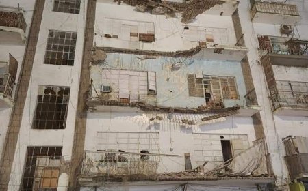 انهيار بلكونات بالشارع الرئيسي بالمعلا في عدن (صورة)