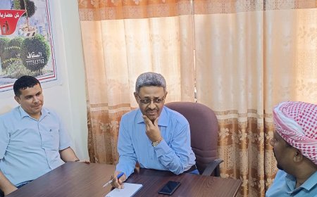 المدير العام التنفيذي لصندوق النظافه والتحسين بوادي حضرموت والصحراء يلتقي برئيس وأعضاء نقابه وحدة النظافة بمديرية سيئون..