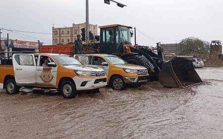 عاجل:فرق الطوارئ تباشر في فتح وتنظيف ممرات السيول بمحافظة مأرب (صورة)