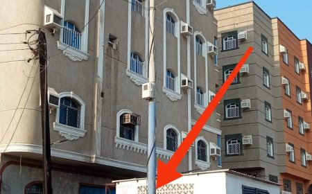 وسط مطالبات كهرباء عدن بالتدخل..عمود كهربائي يهدد حياة المواطنين والأطفال في المنصورة (صورة)