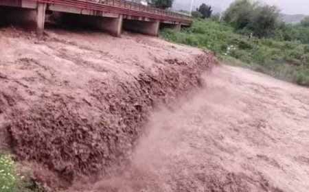 عاجل:حاول تجاوز سيول جارفة..وفاة سائق دراجة نارية وشقيقه في إب 