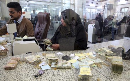 البنك المركزي بعدن يوقف عملية صرف مستحقات مالية تتعلق بموظفي مؤسسات ومرافق حكومية