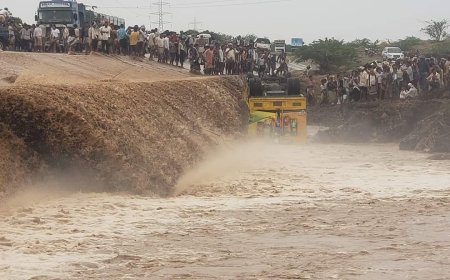 عاجل : سقوط إحدى الشاحنات في جسر بين زبيد والحسينية في الحديدة (صورة)