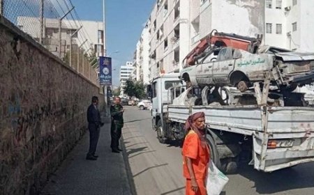 تدشين حملة لإزالة السيارات المتهالكة من شوارع مديرية المعلا في العاصمة عدن ..