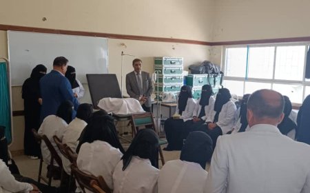 الوكيل باعوضه والدكتور الصبري في زياره للمعهد العالي للعلوم الصحيه بتعز 