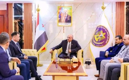 الكثيري يؤكد استعداد المجلس الانتقالي، لتعزيز دور الصليب الأحمر، والتنسيق والتعاون المشترك..