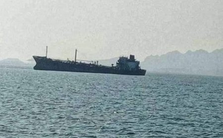 باخرة ديزل تتهيأ لتفريغها إلى خزانات شركة النفط في العاصمة عدن ..