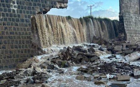 عاجل: شاهد صورة..انهيار سور معسكر الفرقة اولى مدرع في صنعاء
