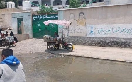 بسبب تعمد وتجاهل الحوثيين المجاري تمنع طلاب مدرسة في الحديدة من الوصول إليها ..