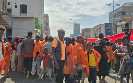 عمال النظافة ينظمون وقفه احتجاجيه في مدينة تعز 