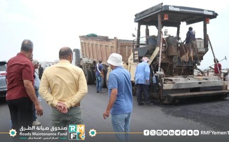 المهندس معين الماس يتفقد أعمال الإسفلت للطريق أمام نقطة العلم المدخل الشرقي للعاصمة عدن