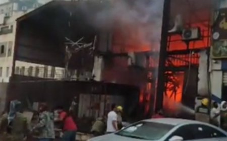 انباء عن وفاة 6 أشخاص في حريق التهم مطابع النورس لتصنيع الورق في العاصمة عدن .