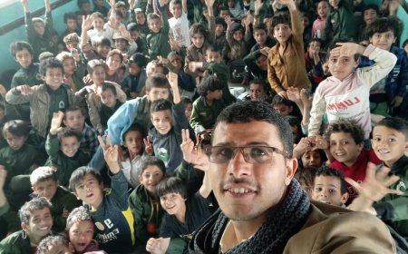 مدرس في مخيم الجفينة بمأرب يكشف عن أزمة التعليم: 100 طالب في فصل دراسي واحد ونقص حاد في رواتب المعلمين