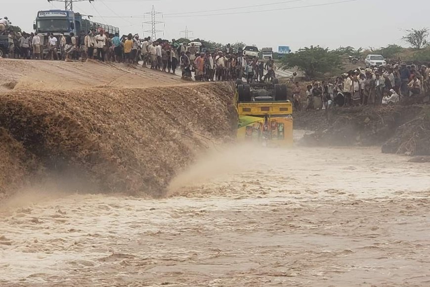 عاجل : سقوط إحدى الشاحنات في جسر بين زبيد والحسينية في الحديدة (صورة)