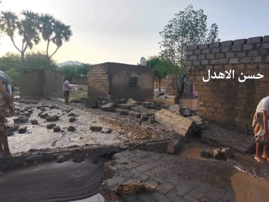 عاجل :تبدو قبل قليل إحدى القرى بزبيد في الحديدة بعد أن دمرتها السيول الجارفة (صور مفزعة)