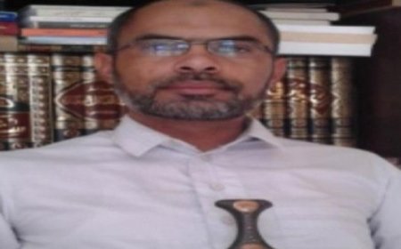 حوثي منتحل صفة اكاديمي أساء لليمنيين والحوثيين يكافئونه بطباعة كتبه الطائفية..