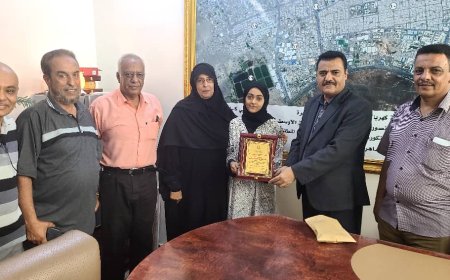 مدير عام المنصورة يكرم الطالبة "روان عبدالعزيز ردمان" الحاصلة على المركز الأول لشهادة الثانوية العامة..