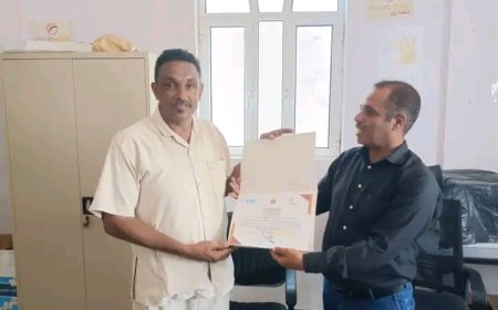 منظمة رؤيا أمل الدولية  تكرم مدير عام تربية الحديدة ..