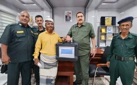 مدير أمن العاصمة عدن يسلم حقائب خاصة بالتكنيك الجنائي لأمن لحج وابين والضالع..