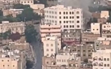 عاجل: وسط تصاعد دخان كثيف..انفجارات تهز وسط مدينة تعز(صورة أولية )