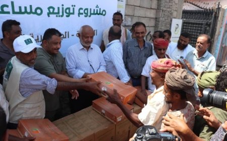 محافظ الحديدة يدشن توزيع 20000 كرتون تمور مقدمة من مركز الملك سلمان..