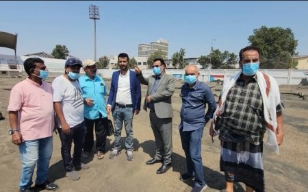 مدير عام المنصورة يدشن مشروع "تعشيب ملعب نادي أهلي عدن...