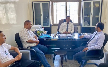 الجمحي يناقش مع مدير الخدمات الطبية والعلاجية بوزارة الصحة والسكان آلية التنسيق لحالات الكوليرا بمراكز المعالجة وكيفية توفير الأدوية لمراكز الكلى بحضرموت