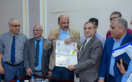 المجلس الطبي الأعلى يمنح رئيس جامعة عدن ترخيص مزاولة المهنة وشهادة التصنيف