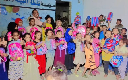 مؤسسة نشطاء البيئة توزع (٦٠) حقيبة مدرسية للأطفال في الاحياء الفقيرة