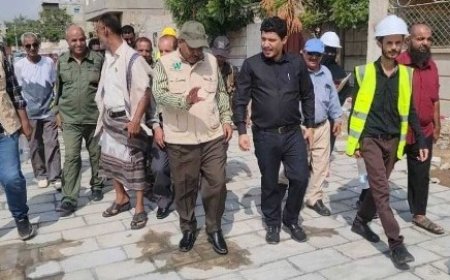 بتكلفة ( 67 ) ألف دولار..مدير عام البريقة يدشن مشروع "الرصف الحجري بمنطقة الوحدة السكنية..